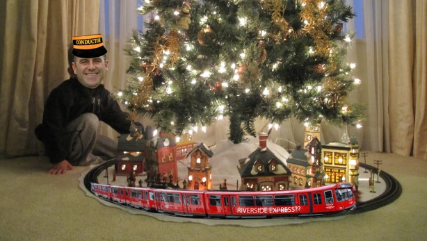 Train_around_the_Christmas_tree TWO